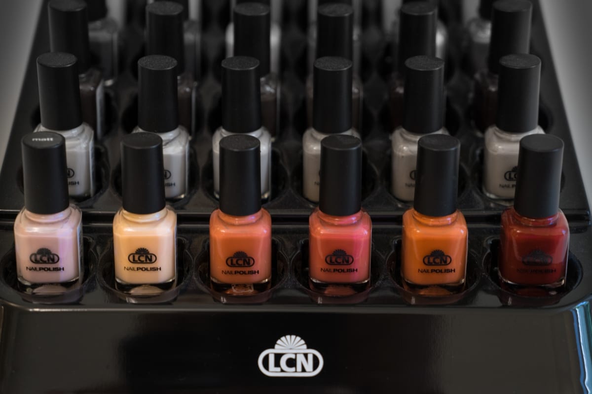 LCN Display mit Nagellacken in verschiedenen Farben